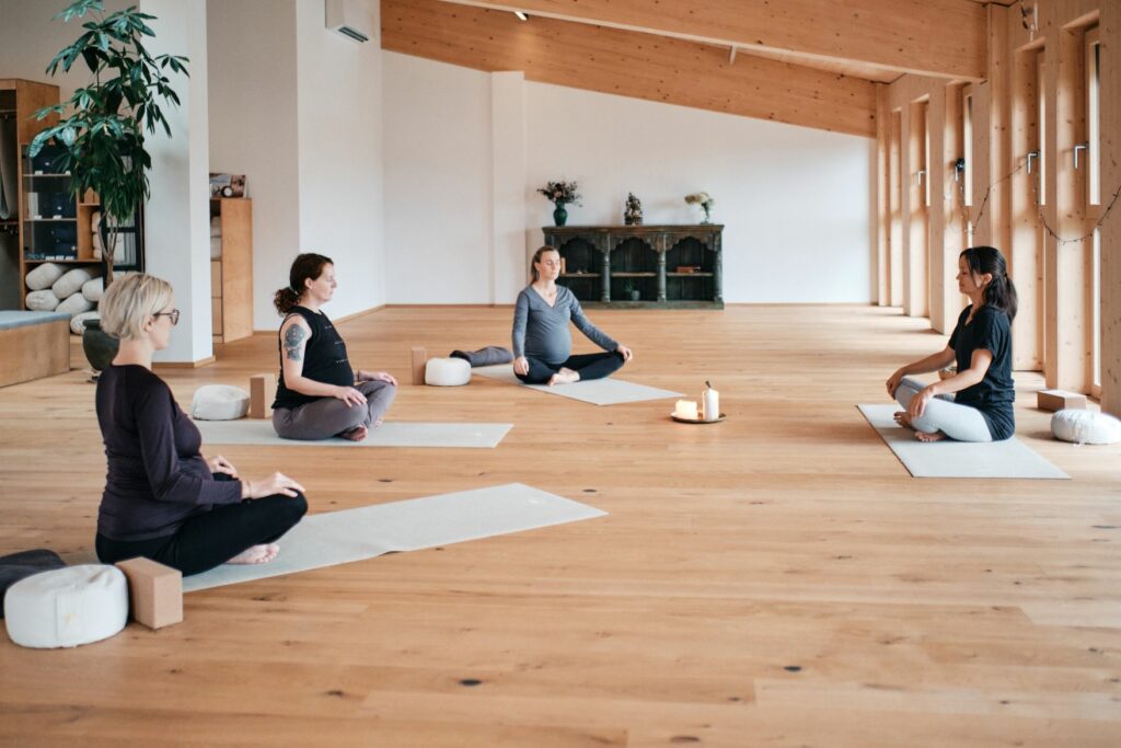 Lisa mit Teilnehmerinnen beim Schwangerschaftyoga Lisa mit Teilnehmerinnen beim Schwangerschaftyoga