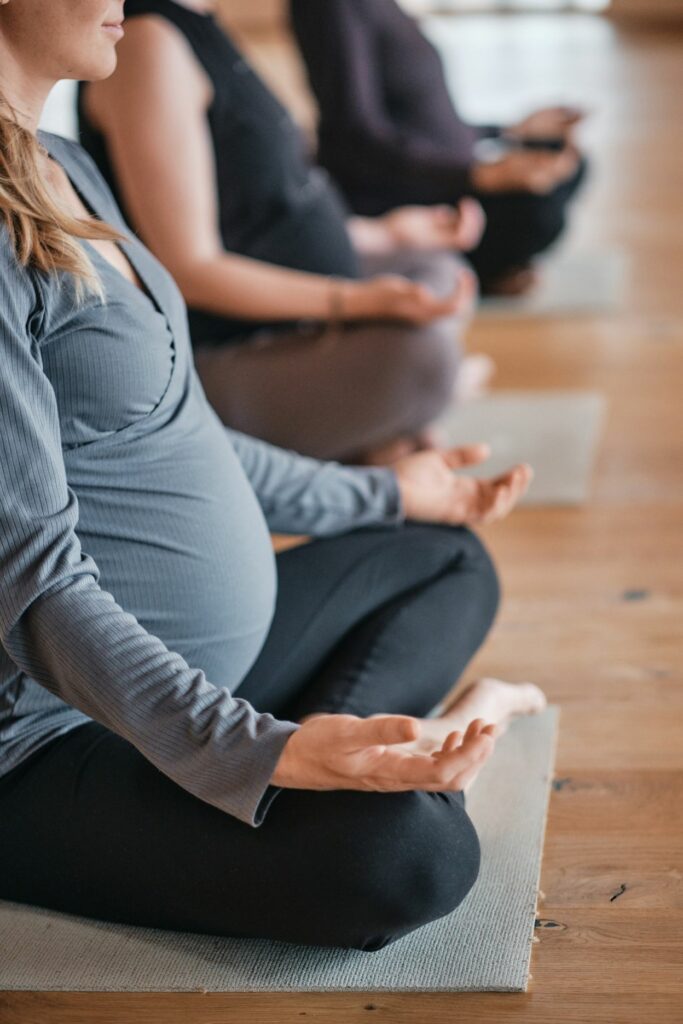 Schwangere Frau beim Yoga