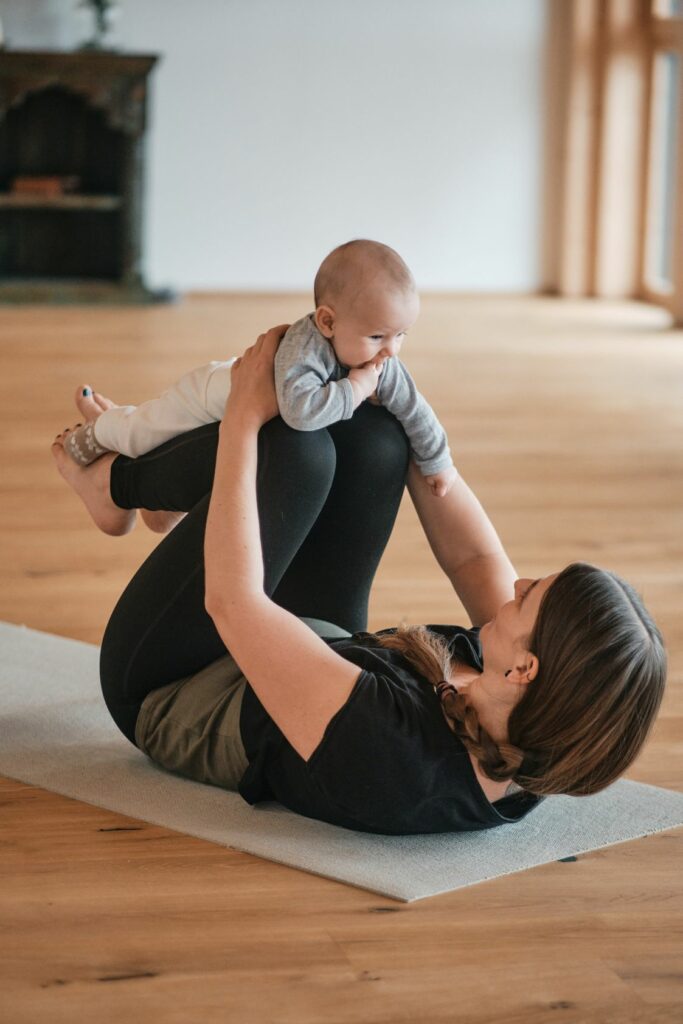 Mutter mit Baby beim Yoga